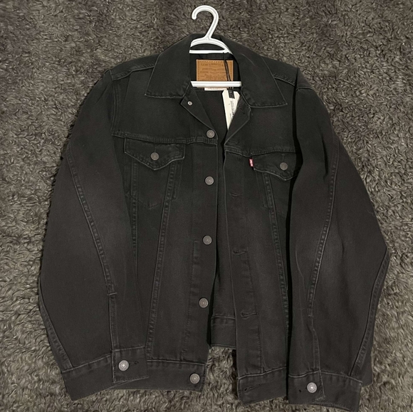 Never worn black Levi's Jean jacket, NWT, size L - Picture 2 of 3